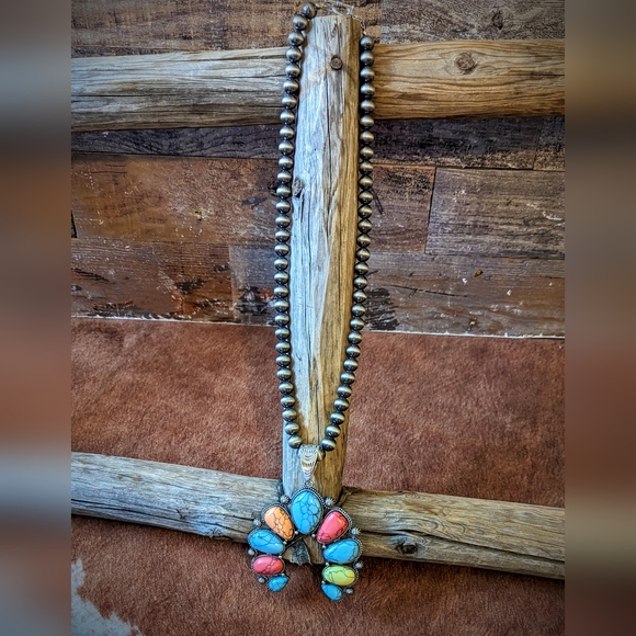 New Handcrafted Faux Turquoise Stone Squash Pendant Beaded Necklace - Picture 2 of 9